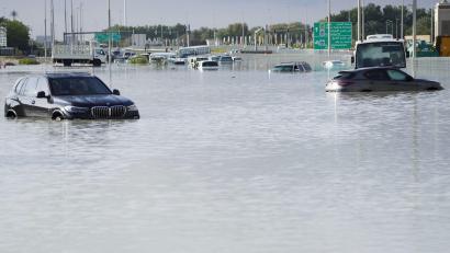 Bild: Jon Gambrell/AP/dpa
Fahrzeuge stehen verlassen im Hochwasser auf einer Hauptstraße in Dubai.