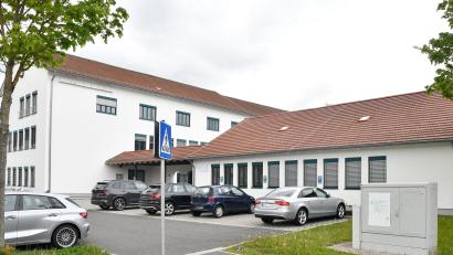 Bild: Petra Hartl
Das Medienzentrum, eine Liegenschaft des Landkreises, soll eine PV-Anlage aufs Dach bekommen.