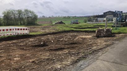 Bild: wro
Am neuen Kinderspielplatz in Triebendorf haben die Arbeiten bereits begonnen. Nach aktuellen Informationen der Herstellerfirma verzögert sich jedoch die Anlieferung der vor Monaten bestellten Spielgeräte.