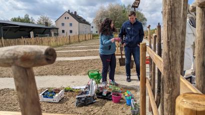 Bild: Sascha Fuchs/fph
Direkt nach der Eröffnung des Bürgergartens fachsimpelte man schon über allerlei Pflanzen.