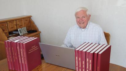 Bild: prh
Chronist und Ehrenvorsitzender Hans Simmerl in seinem Element. Seit 40 Jahren führt er die Chronik der Kolpingsfamilie in 14 Bänden. Aktuell digitalisiert er sie mit Hilfe seines Notebooks – und das im Alter von 88 Jahren.