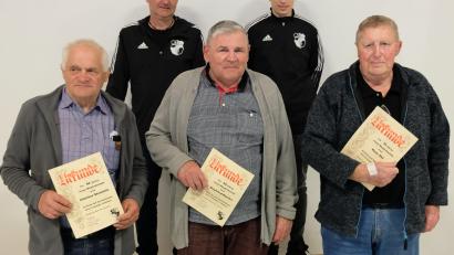 Bild: do
Es war die letzte Amtshandlung des scheidenen Vorsitzenden Bernd Deubzer (2.v.li.) und die erste des neuen Vorsitzenden Christian Miedel (Zweiter von rechts): Beide Vereinsvorstände ehrten mit Günther Steinlein (links), Siegfried Buttler (Bildmitte) und Hans Ahl (rechts) Urgesteine der SpVgg Neustadt am Kulm für langjährige Mitgliedschaft