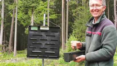 Bild: Portner
Der Oberviechtacher Förster Markus Lobinger betreut das Borkenkäfer-Monitoring im nördlichen Landkreis Schwandorf. Beim Entleeren der Schlitzfallen hat er einen Messbecher dabei.
