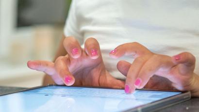 Symbolbild: Mohssen Assanimoghaddam/dpa
Was mit einem harmlosen Chat im Internet beginnt, kann böse enden. Laut Angaben der Polizei häufen sich seit Jahren die Fälle von sexuellen Erpressungen.