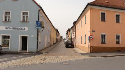 Bild: Stadt Tirschenreuth/exb
Blick in die Stichanerstraße. Sie wird, ebenso wie die anschließende Burgstraße und der links befindliche Deschplatz-Parkbereich, aufgrund in Kürze beginnender
Tiefbauarbeiten bis Ende des Jahres gesperrt.