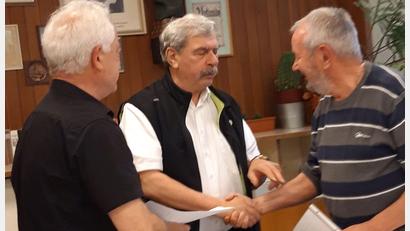 Bild: Georg Hüttner/exb
Der Bezirksvorsitzende des Verbands Wohneigentum, Reinhard Ott (Mitte), ehrt zusammen mit Vorsitzendem Harald Höfner (links) und 2. Vorsitzendem Hanauer Mitglieder der Siedlergemeinschaft Eigenheim Mooslohe für ihre Treue.