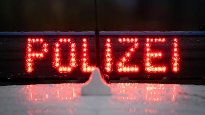 Bild: Soeren Stache/dpa
Polizisten und Feuerwehr-Sanitäter mussten nicht die Nachtschicht in dem Heim übernehmen.