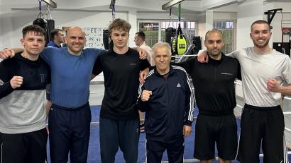 Bild: mzi
Die Amberger Boxer freuen sich über ihre Erfolge bei der Lauenhainer Boxnacht: (von links) Daniel Belz, Trainer Ruslan Schönfeld, Luis Munker, Trainer Ahmet Göksu, Muhammed Coskun, Christian Schröder.