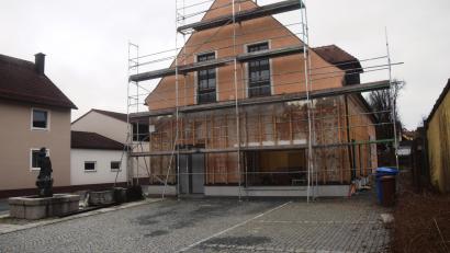 Bild: fz
Für die Kinderkrippe (großes Fenster) wird der Außenbereich neben dem Floriansbrunnen umgestaltet und ein Spielplatz für die Krippenkinder angelegt. Im rückwärtigen Bereich des Rathauses die Parkplätze.