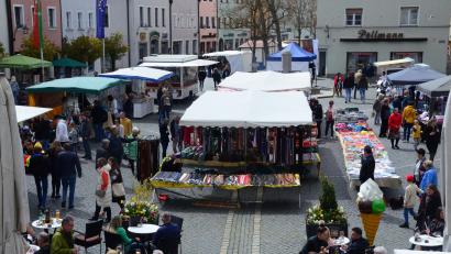 Archivbild: Kunz
Gut besucht war der Jubilatemarkt im vergangenen Jahr. Auch heuer locken wieder zahlreiche Marktstände sowie geöffnete Geschäfte und ein buntes Programm die Menschen am Sonntag in die Altstadt.