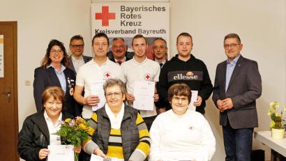 Bild: BRK Kreisverband Bayreuth/exb
Die Verantwortlichen der BRK-Bereitschaft Mehlmeisel mit den Geehrten (stehend, von links nach rechts) Bereitschaftsleiterin Karin Eigl, Kreisgeschäftsführer Markus Ruckdeschel, Kassenwart Ulrich Pscherer, Jochen Ganzleben, Johannes Hautmann, Stellvertretender Bereitschaftsleiter Michael Prechtl, Ali Ghandour und Bürgermeister Franz Tauber sowie (sitzend, von links) Rita Bauer, Marlies Voit und Roswitha Pilger.
