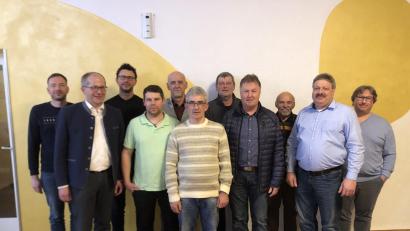 Bild: Hans Prieschenk/exb
Neuer Vorsteher der Waldecker Jagdgenossen ist Richard Fütterer (Zweiter von rechts). Ihn vertritt Tobias Vogel (Dritter von links). Die Neuwahlen leitete der Leiter der Unteren Jagdbehörde, Reinhard Höcht (Vierter von rechts).