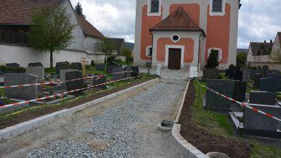 Bild: jr
Ein neues Pflaster erhalten die Wege auf dem Friedhof in Bad Neualbenreuth, die Pflasterarbeiten sollen in der kommenden Woche starten.