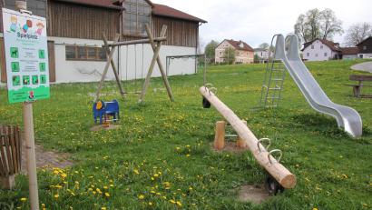 Bild: kro
Die Wippe (im Vordergrund) wurde bereits erneuert. Nun wird noch ein Kinderkarussell auf diesem Spielplatz in Dippersreuth aufgebaut.en.