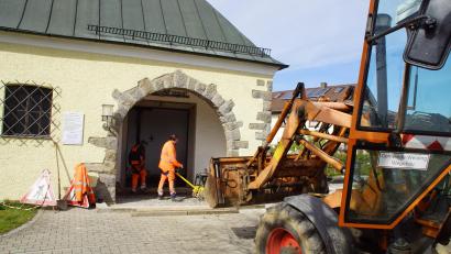 Bild: mmj
Mitarbeiter des Bauhofs sind derzeit in die Arbeiten an der Aussegnungshalle mit eingebunden.