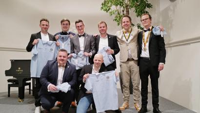 Bild: Stefan Gruber/exb
Oliver von Bornstädt (rechts) und sein Stellvertreter Tobias Brunner (links daneben) freuen sich als Vorstände von Round Table Schwandorf zusammen mit ihrem Team über eine hohe Summe an Spendengeldern, die verteilt werden konnte.