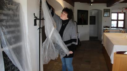 Bild: prh
Museumsleiterin Ursula Wiechert schützt jedes ihrer Exponate im Stadtmuseum mit einer Plane vor dem Staub, der durch das Abschleifen der Fenster und Türen entsteht.