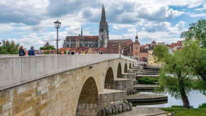 Archivbild: Armin Weigel/dpa/Archivbild
Ein 28-Jähriger soll im Oktober 2023 einen 20-Jährigen im Streit über die Brüstung der Steinernen Brücke in Regensburg geschubst haben.