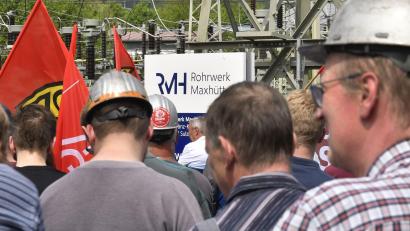 Archivbild: Petra Hartl
Bei der Rohrwerk-Belegschaft ist die Stimmung durch die erneute Insolvenz des Röhrenherstellers am Gründonnerstag nach der ersten im Dezember 2021 auf dem Tiefpunkt angelangt. Viele der Beschäftigten wollen zwar nicht die Köpfe hängen lassen, wissen aber derzeit nicht, wie ihre berufliche Zukunft aussieht.