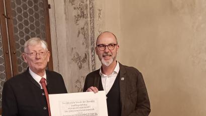 Bild: Dr. Gugau/exb
Dr. Thomas Feuerer (rechts) ernannte den ehemaligen Leiter des Amberger Stadtarchivs, Dr. Johannes Laschinger, zum Ehrenmitglied des Historischen Vereins.