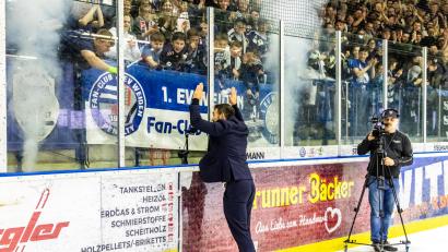 Bild: Tobias Neubert
Blue-Devils-Trainer Sebastian Buchwieser ließ sich nach dem Einzug in Play-off-Finale von den Weidener Fans feiern.