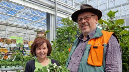 Bild: Thomas Dobler
Die allerersten Sterngeranien sind eingetroffen: Marion und Johann Ziereis mit „Bella Stella“, der Bayerischen Pflanze des Jahres.