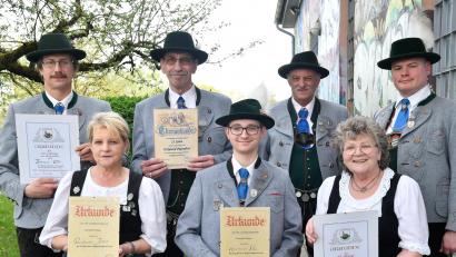 Bild: Petra Hartl
Der Volks- und Gebirgstrachtenverein Hoamatland Amberg ehrte treue Mitglieder (von links): Thomas Otto, Ingrid Ruscheinski, Eckehard Papenfuß, Maximilian Pfab, Peter Baringer, Franziska Pfab (in Vertretung für Heribert Pfab) und Maximilian Wichmann.