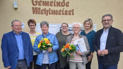 Bild: gis
Sigrid Ritter (Dritte von links) und Brigitte Kleier (Dritte von rechts) waren Jahrzehnte bei der Gemeinde beschäftigt. Dafür dankten Verwaltungsleiter Lothar Huber (von links), die Gemeindemitarbeiterinnen Anja Endler, Sandra Kleier und Katharina Schinner, Kämmerin und Enkelin von Brigitte Kleier, sowie Bürgermeister Franz Tauber.