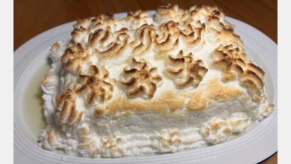 Bild: Michael Schiffer
Das Tiramisu wird vor dem Servieren vier Minuten unter den Grill gestellt. So bekommt der Eischnee seine leicht braune Färbung.