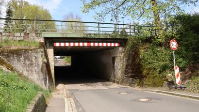 Bild: mfh
Die Durchfahrt unter der Eisenbahn in Neukirchen soll höher und breiter werden und einen abgesicherten Durchgang für Fußgänger erhalten.