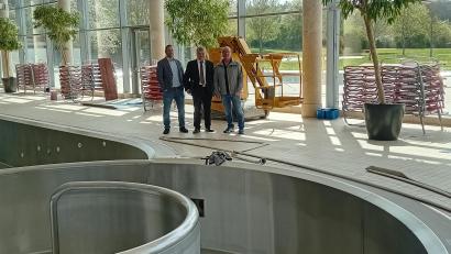 Bild: Gloria Arnold/exb
Bulmare-Geschäftsführer Johannes Ortner, Bürgermeister Thomas Gesche und Bulmare-Geschäftsführer Reiner Beck überzeugen sich vor Ort vom Fortschreiten der Arbeiten im Wohlfühlbad.