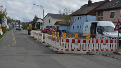 Bild: jr
Bereits begonnen haben Arbeiten an der Wasserleitung in der Porzellinerstraße (Bild). Für Erneuerungsmaßnahmen dort und in der Garten- und Mühlenstraße sowie im Bereich Ziegelhütte sind heuer 960.000 Euro im Haushalt eingeplant.