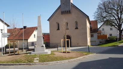 Bild: gi
Der Kirchplatz mit den zwei neu angepflanzten Feldahorn-Bäumen bildet den Mittelpunkt von Burgtreswitz.
