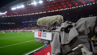 Bild: Robert Michael/dpa
Nur kurz nach dem Start der Auktion der Fernseh-Rechte hat die Deutsche Fußball Liga das Milliarden-Geschäft gestoppt.