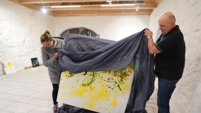 Bild: kaz
Der Kukuve Erbendorf lädt von Freitag, 19. April, bis Sonntag, 21. April, zur Kunstausstellung ins Bürgerhaus ein. Jürgen Frischholz und Nicole Aumann packen ein Gemälde aus.