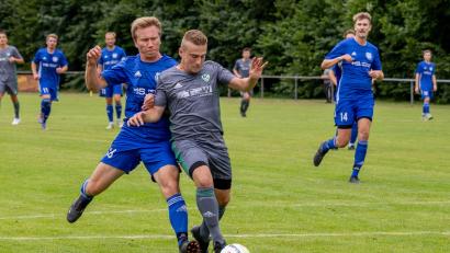 Bild: Guenter Uschold
André Bauer (links) von der SG Niedermurach/Pertolzhofen bekämpft Daniel Augustin vom FC OVI/Teunz. Im Hinspiel siegte der FC 6:1, am Freitag wird das Rückspiel nachgeholt.
