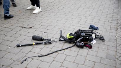 Archivbild: Christoph Soeder, dpa
Nach einem Übergriff auf ein Kamerateam in Berlin liegt dessen Ausrüstung auf dem Boden.