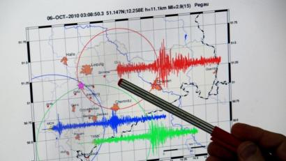 Bild: Jan Woitas/dpa
Der Seismologe Siegfried Wendt vom Geophysikalischen Observatorium der Universität Leipzig zeigt die seismographischen Aufzeichnungen eines Erbebens bei Pegau (Sachsen) im Jahr 2010 am 06.08.2014 im Observatorium auf dem Collm (Sachsen).