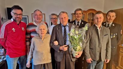 Bild: R. Kreuzer
Vielen Gratulanten kann Georg Lindner zu seinem 85. Geburtstag die Hände schütteln. Von links: Josef Schiesl, Sohn Christian Lindner, Ehefrau Roswitha, Martina Bauriedl (Tochter), Georg Lindner, Andreas Albrecht, Bürgermeister Dietmar Schaller und Josef Meißner.
