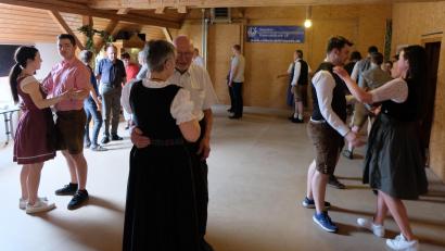 Bild: le
14 Paare treffen sich zurzeit auf dem Grafenreuther Tanzboden, um dort traditionelle Volkstänze zu lernen. Die Gisela und Helmut Bock bieten regelmäßig solche Tanzkurse an.