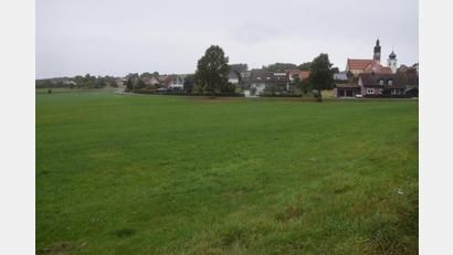 Archivbild: fz
Westlich der Ilsenbacher Straße soll das neue Baugebiet mit 28 Parzellen am Ortsrand von Püchersreuth entstehen.