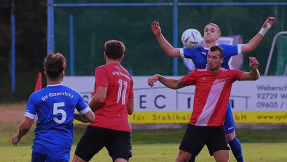 Bild: war
Hände hoch: Der Etzenrichter Tom Griesbeck und Dominik Mandula von der SpVgg Vohenstrauß machen die gleiche Handbewegung. Der SV Etzenricht möchte in Vohenstrauß zu gerne den 3:1-Hinrundensieg wiederholen.