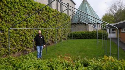 Bild: Wolfgang Steinbacher
Der Pavillon neben der Erlöserkirche in Amberg wird Montag und Dienstag mit Blumen und roten Teppichen für die Zeremonie geschmückt.
