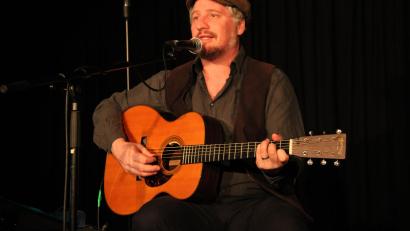 Bild: prh
Der Südtiroler Dominik Plangger, ein begnadeter Liedermacher beschert den Zuhörern ein ruhiges, aber beeindruckendes Konzert in der Schafferhof-Tenne.