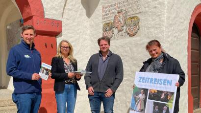 Bild: Stadt Marktredwitz/exb
Freude über neuen Stadtführer: Im Bild von links Thomas Hecht (Wirtschaftsförderung), Kerstin Brunner (Leiterin der Tourist-Information), Bastian Bergler (neuer Stadtführer), Andrea Primitz (Mitarbeiterin der Tourist-Information).