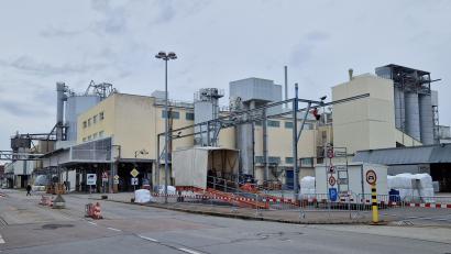 Bild: Thomas Dobler
Die Chemiefirma Nabaltec AG will sich auf dem Markt der flammhemmenden Stoffe für E-Autobatterien noch stärker einbringen. Große Baumaßnahmen am Standort und Millioneninvestitionen sollen die Firma zukunftsfest machen.