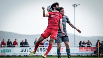 Archivbild: Günter Uschold
Ein Kopf-an-Kopf-Duell liefern sich vier Teams an der Spitze der Kreisliga West. Darunter der TSV Tännesberg (links im Bild Oktay Devrilen) und der FC OVI-Teunz mit Christian Uschold. Beide Kontrahenten führen die Liga punktgleich an.