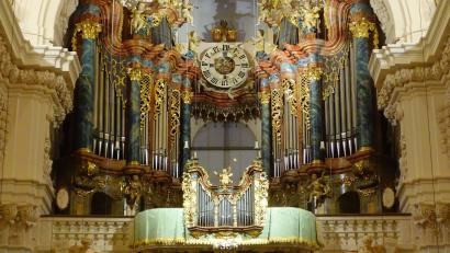 Archivbild: Johannes Röttges/exb
Die Orgeln in der Basilika Waldsassen (im Bild das Hauptwerk über der Empore an der Rückseite) wird in einiger Zeit weltweit virtuell verfügbar sein – als Sample-Set. Dann können sich Kirchenmusiker und Orgelliebhaber weltweit das Instrument auf den Rechner im heimischen Musikzimmer laden.