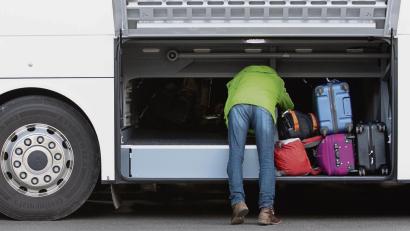 Symbolbild:  Alexander Heinl/dpa
Gepäck noch da? Bei einem Zwischenstopp lohnt es sich, einen Blick in den Frachtraum zu werfen.