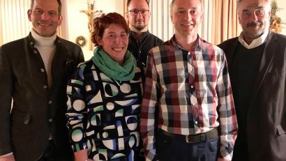 Bild: Johannes Weig
Georg Bocka (Zweiter von rechts) tritt in zwei Jahren bei der Kommunalwahl als Bürgermeisterkandidat der CSU in Waldthurn an. Mit im Bild Ehefrau Birgit Bocka, Georg Stahl (Mitte), Albert Rupprecht und Bürgermeister Josef Beimler.